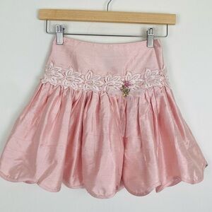 Amber blush pink 100% silk scalloped hem lace trim skirt.  Size 7.